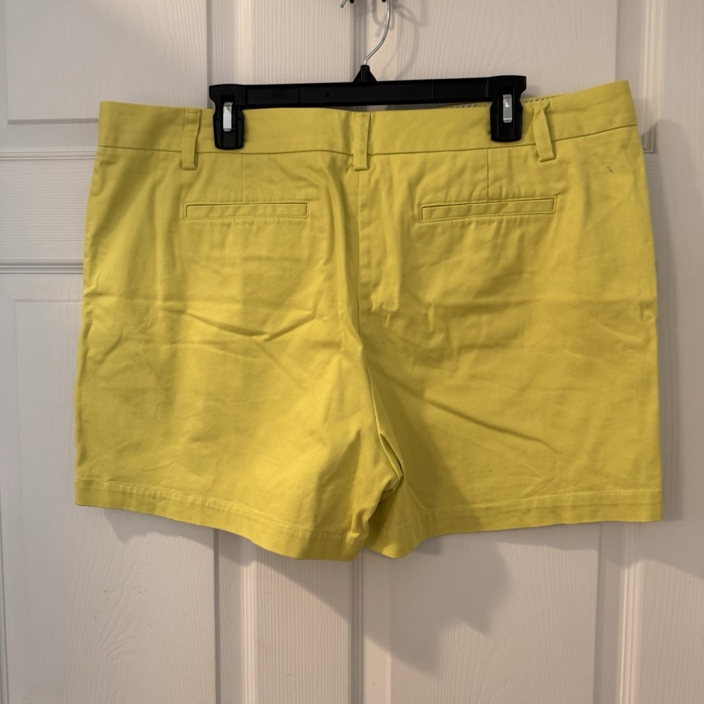 Lands' End Shorts Women's Size 18 Yellow Chino Not Too‎ Low Rise - Picture 3 of 8